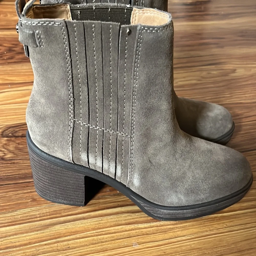 Crown vintage suede boots